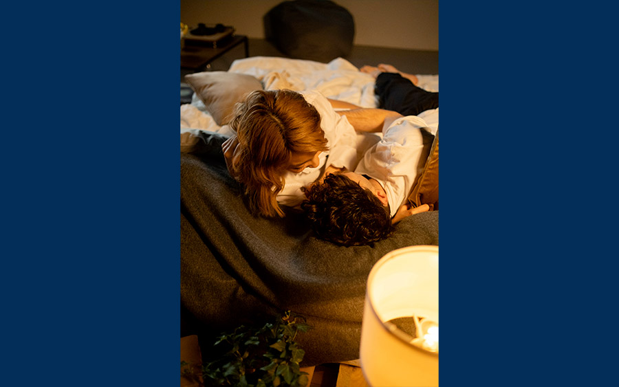 Couple allongé sur un matelas cocooning